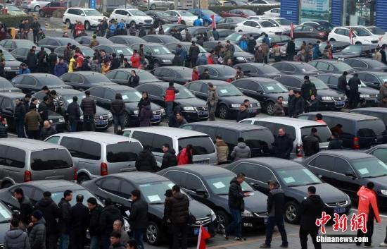 2015年1月25日，首批國家和中央機(jī)關(guān)取消的公務(wù)用車在北京亞運(yùn)村汽車交易市場拍賣。106輛公務(wù)用車