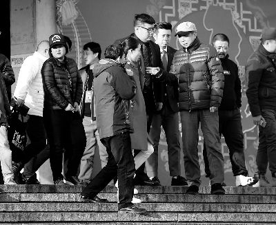 彩排后，高曉攀、尤憲超和不知名女演員聆聽馮鞏總結(jié)訓(xùn)話