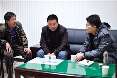 1月7日，陜西省榆林市，國家信訪局第五督查組成員王治鐸（右一）與兩名信訪人約談。 楊凱 攝