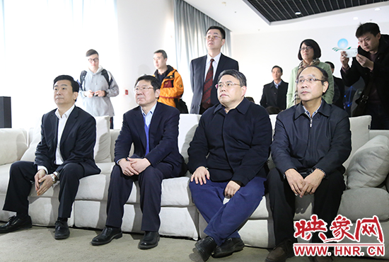 領(lǐng)導嘉賓觀看IPTV業(yè)務演示