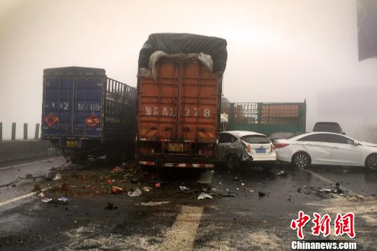 圖為21日，京港澳高速河南段21輛汽車(chē)發(fā)生連環(huán)相撞事故現(xiàn)場(chǎng)?！」啤z