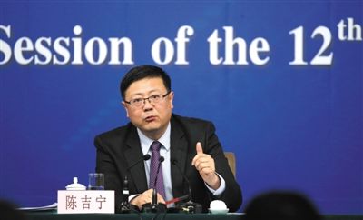 昨日，十二屆全國(guó)人大三次會(huì)議新聞中心，環(huán)保部部長(zhǎng)陳吉寧回答中外記者提問(wèn)。新京報(bào)記者 陳杰 攝