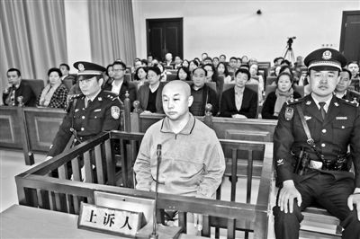 4月14日，趙志紅（前中）在庭審現(xiàn)場(chǎng) 供圖/新華社