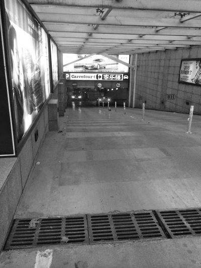 　　國貿(mào)360的地下車庫，坡陡讓人膽寒。