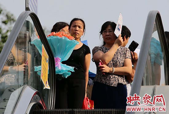 有一種情，你我日日相見(jiàn)，從不言表，但會(huì)抱著鮮花等候歸人。