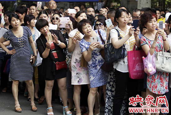 你在人群中，只有找到你，她們才會(huì)松下眉間的皺紋。