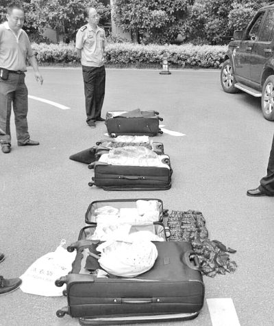 圖為民警搜出的毒品。