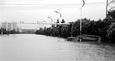 6月28日，南京暴雨致云臺(tái)山河漫堤，祿口機(jī)場(chǎng)高速雙向封閉 供圖/CFP
