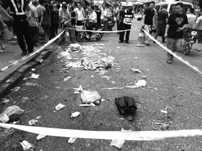 7月11日，群眾在事發(fā)現(xiàn)場外圍觀。新華社發(fā)