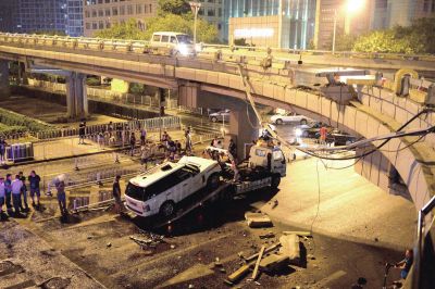 路虎車被扶正后，救援車將其拖離現(xiàn)場。