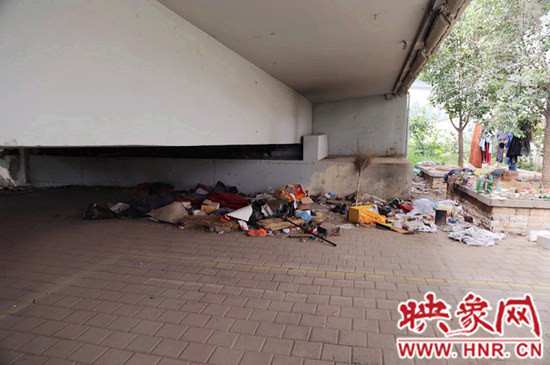 流浪漢在高架橋下居住，靠撿垃圾為生。