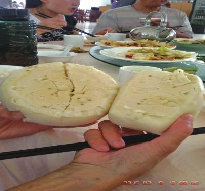 在參加山西游行程中，體驗員發(fā)現(xiàn)團餐中的饅頭已經(jīng)發(fā)霉。視頻截圖