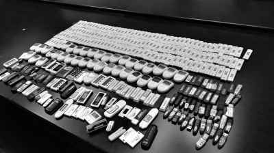 警方在行動(dòng)中繳獲的地下錢(qián)莊持有的銀行卡和手機(jī)、U盾等作案工具。