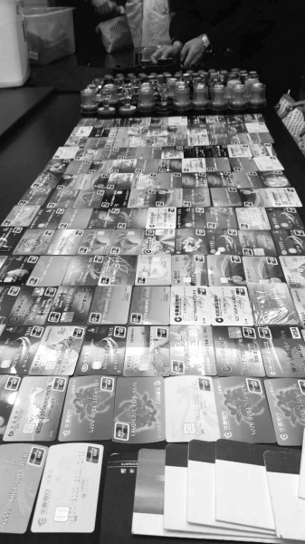 警方在行動(dòng)中繳獲的地下錢(qián)莊持有的銀行卡和手機(jī)、U盾等作案工具。