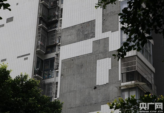成都一小區(qū)外墻掉渣居民樓掛條幅:區(qū)長(zhǎng)您敢住嗎 成都一小區(qū)外墻掉渣居民樓掛條幅:區(qū)長(zhǎng)您敢住嗎