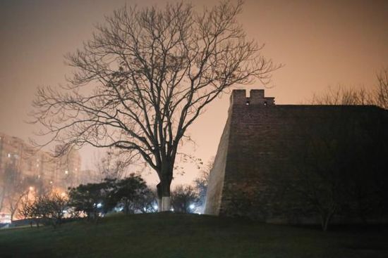 2015年12月20日，北京。霧霾之中，燈光之下的明長城遺址公園。