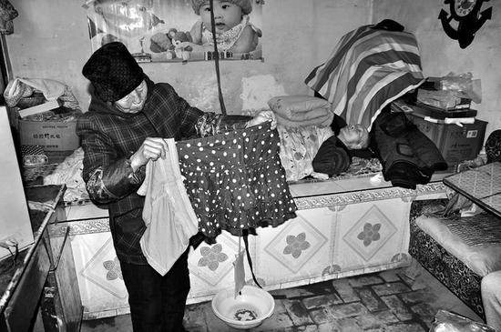 給爺爺?shù)芥?zhèn)上領(lǐng)過(guò)冬的福利，卻領(lǐng)回短裙短褲