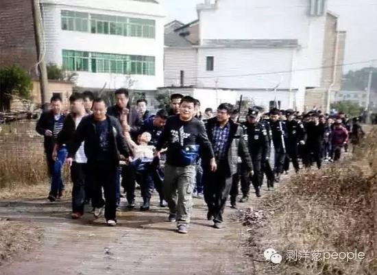 聶露勇被抓獲時畫面。