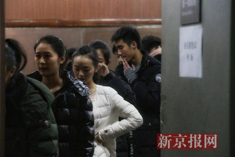 音樂劇系考生在備考區(qū)域等待考試。新京報(bào)記者 周崗峰 攝