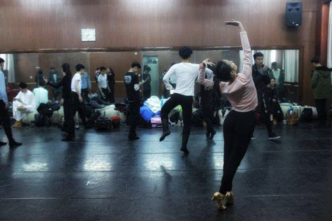 音樂劇系考生在備考區(qū)域等待考試。新京報(bào)記者 周崗峰 攝