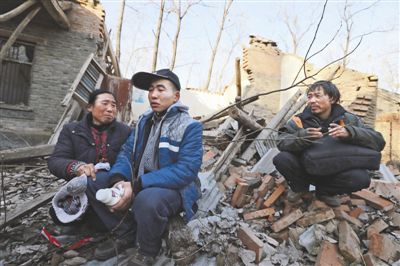 2014年1月，取保候?qū)彽乃螤幑夂透改缚粗鴼垟〉姆孔?，默默流淚