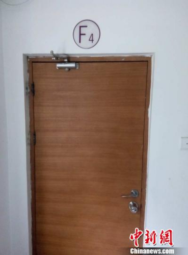 6日，事發(fā)樓層四層消防通道門被封死。呂春榮 攝