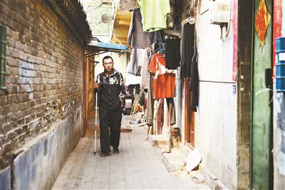 雖然曾被報道擁有兩套房產(chǎn)，李大鵬實際的租住地在一片棚戶區(qū)里