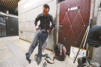 只有在賣藝時，李大鵬才會換上破舊的衣服