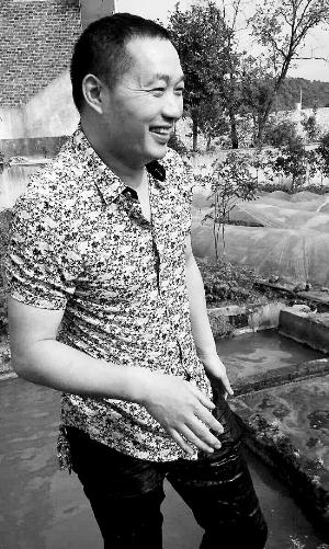 救出小孩上后，楊文利一身糞水。