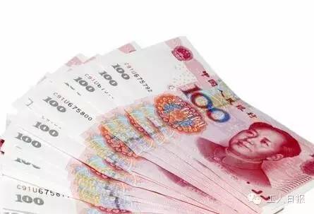 按照4月1日起上海執(zhí)行的月最低工資標(biāo)準(zhǔn)2190元計(jì)算，勞動(dòng)者在5月1日當(dāng)天加班，每天的加班工資至少有302元。如果3天都加班、不調(diào)休，加班工資至少有704元。