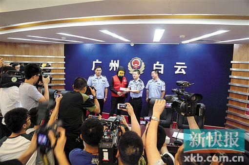 因舉報涉毒案件線索而獲獎的“快遞小哥”戴著面具領(lǐng)取獎金。