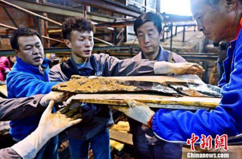 圖為南昌西漢?；韬钅怪鳂∈铱脊虐l(fā)掘現(xiàn)場出土了一組漆器“屏風(fēng)”?！」?攝