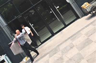 昨日11時許，新華聯(lián)國際公寓門口，一男子將電視等賭具轉(zhuǎn)移，后被警方控制