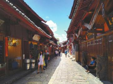 6月3日中午，麗江古城街道上游客稀少。