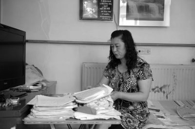 原偉東的姐姐在家整理材料。京華時報記者陶冉攝