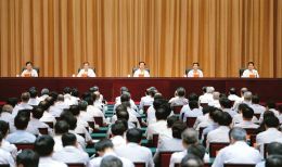 上圖為全省領(lǐng)導(dǎo)干部會議會場。 本報記者李聯(lián)軍攝