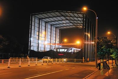 昨日夜間，河北北戴河，“巴鐵”1號(hào)試驗(yàn)地，工作人員正在對(duì)車體進(jìn)行施工檢修。