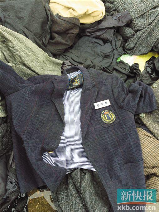 現(xiàn)場查獲的一件韓國校服。 鄭雁虹/攝