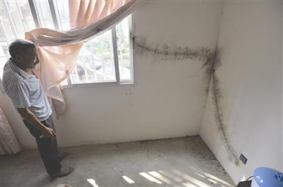 村民家中電視機的天線被閃電擊中，貼在墻上的線被燒毀