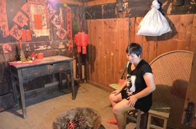 邱巧媚經(jīng)常一個人坐在屋里發(fā)呆。本版圖片京華時報記者 韓林君 攝