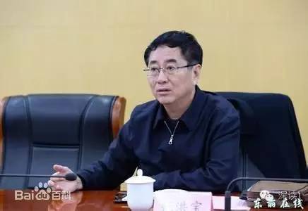 通報(bào)指出，張洪寶眼看著幾年前還不知名的個(gè)體老板搖身一變成為大企業(yè)家，心里既艷羨又發(fā)酸，滋生了“我為他們贏得了好的發(fā)展機(jī)遇，收些款物就權(quán)當(dāng)是對(duì)我這些年辛勤工作的一種補(bǔ)償”的念頭。于是他開始熱衷于與身邊的企業(yè)老板拉拉扯扯、勾肩搭背，剛開始只是幾頓飯、幾張卡，日積月累，越陷越深，不給錢不辦事，給了錢才辦事，在東麗人稱