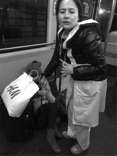 事發(fā)后，一名女乘客（左）受傷。