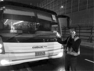 事發(fā)擺渡車。網(wǎng)絡圖片