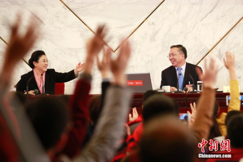 資料圖：2016年3月2日，全國政協(xié)十二屆四次會(huì)議新聞發(fā)布會(huì)在北京人民大會(huì)堂舉行，大會(huì)新聞發(fā)言人王國慶(右)回答中外記者提問。中新社記者 盛佳鵬 攝