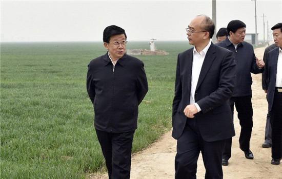 4月3日至4日，河北省委書記、省人大常委會主任趙克志，省委副書記、省政府黨組書記許勤在雄安新區(qū)調(diào)研。這是趙克志、許勤4日實(shí)地察看雄安新區(qū)核心區(qū)概貌。 圖片來源：河北新聞網(wǎng)