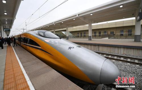 資料圖：2017年3月21日，新型CRH380AJ--0203動車組列車“黃醫(yī)生”從蘭州西車站高速場上線，開始檢測寶蘭客專蘭州西站至東岔站間334公里高鐵行車設(shè)備，寶蘭客專（蘭州局管段）聯(lián)調(diào)聯(lián)試正式啟動。楊艷敏 攝