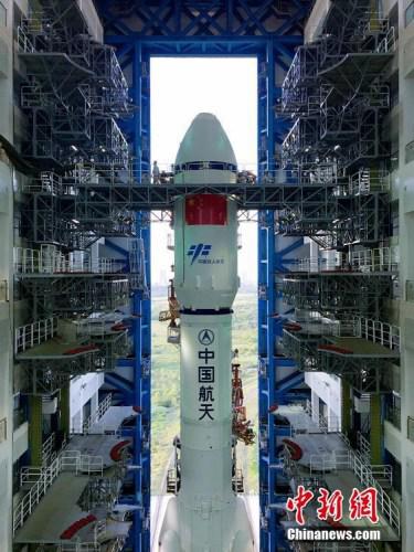 垂直轉(zhuǎn)運(yùn)的順利完成，標(biāo)志著“天舟一號(hào)”飛行任務(wù)正式進(jìn)入發(fā)射階段。張文軍 攝