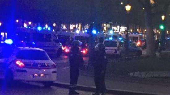 據(jù)英國廣播公司（BBC）消息，巴黎警方稱，巴黎中部發(fā)生槍擊事件，一名警察死亡，另一名受傷。