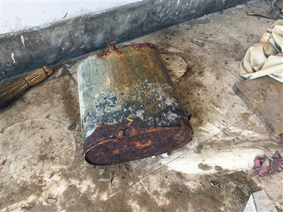 村民參與治理滲坑時(shí)使用過(guò)的鐵桶，已經(jīng)被嚴(yán)重腐蝕。