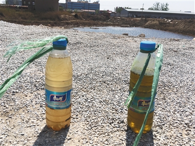 左側(cè)水樣取自化肥廠滲坑經(jīng)過(guò)治理的部分，顏色較淺；右側(cè)水樣取自同一滲坑未經(jīng)治理的部分，顏色更深。